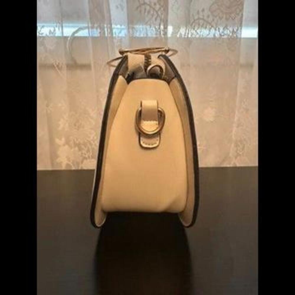 Chic Feline Charm Crossbody Bag - Purr-fect Accessory - Picture 2 of 4